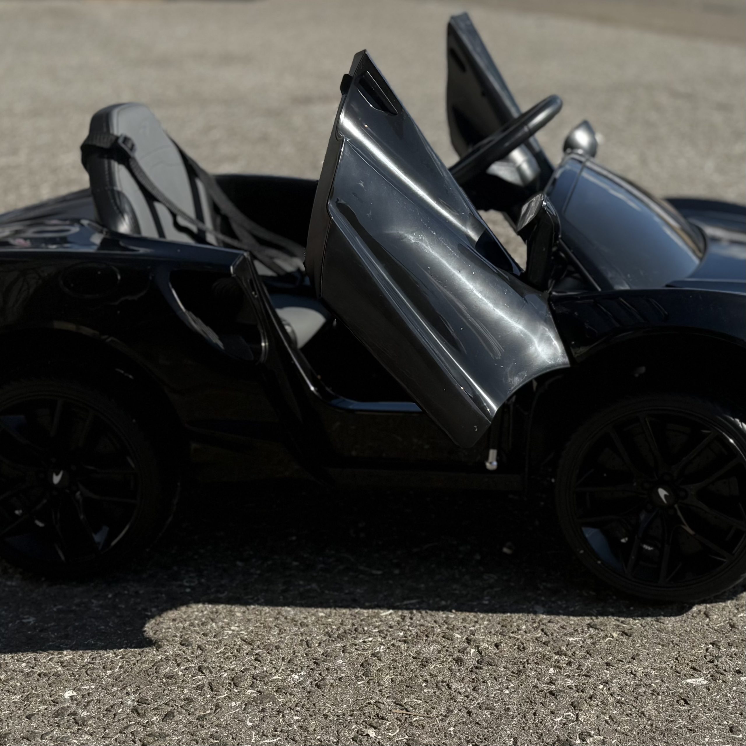 Детский электромобиль McLaren Artura M 5030EBLR-2 черный