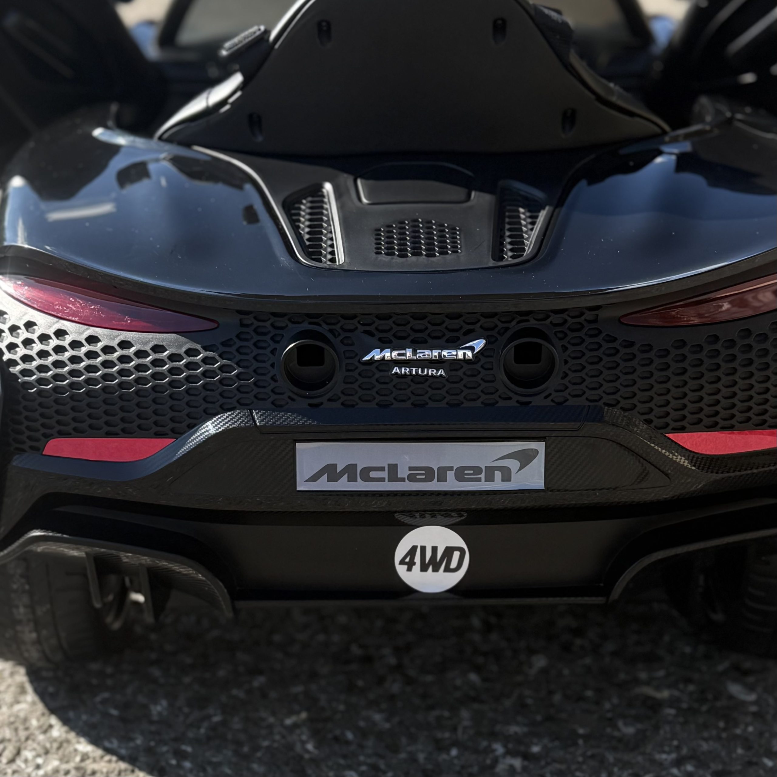 Детский электромобиль McLaren Artura M 5030EBLR-2 черный