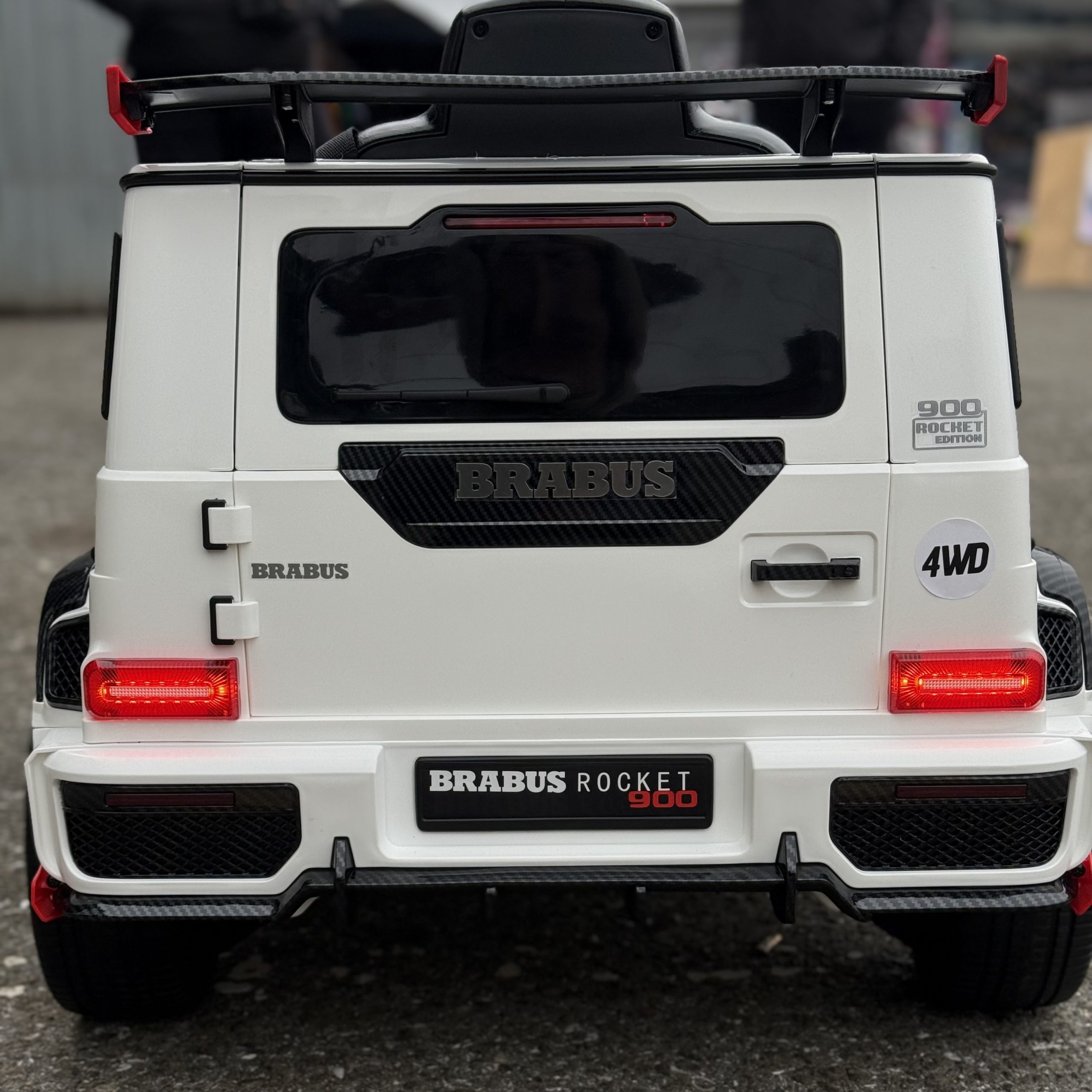 Детский электромобиль Mercedes Brabus M6257EBLR-1 белый